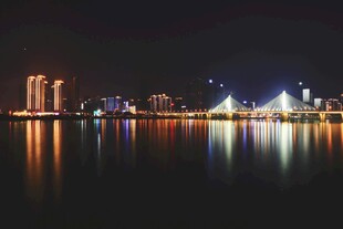 城市夜景下的美丽湖岸风光