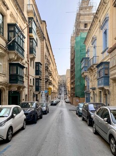 欧洲街道两旁停满车辆