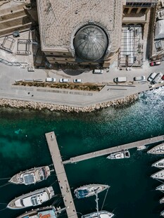 海港码头停泊船只景观