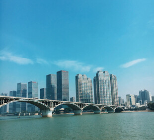城市桥梁与林立高楼景观