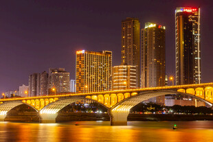 城市夜景中的璀璨桥梁