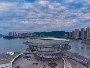 城市河畔观景台壮丽风光