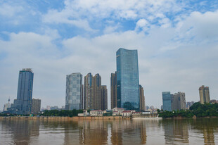 城市河畔高楼景观