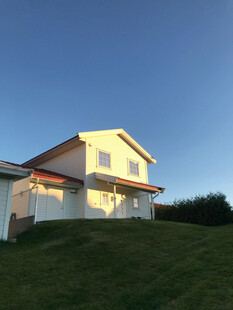 夕阳下的温馨两层住宅