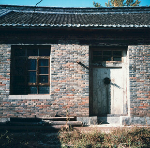 老旧砖墙小屋