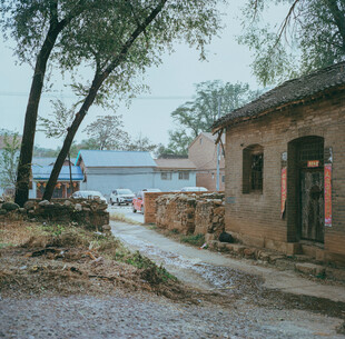 乡村古朴小屋与泥泞小道