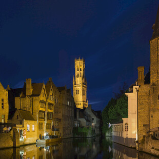 布鲁日夜晚河畔古建筑景观