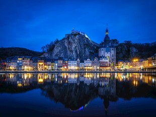 夜幕下的山水城镇美景