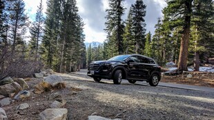 山林间行驶的黑色SUV