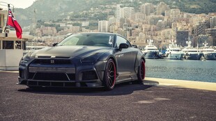 海滨旁的炫酷黑色跑车