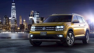 城市夜景旁的金色SUV