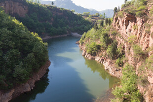 峡谷间的绿水青山美景