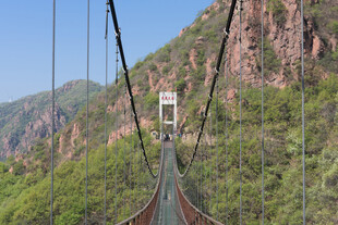 山间悬索桥风景独好