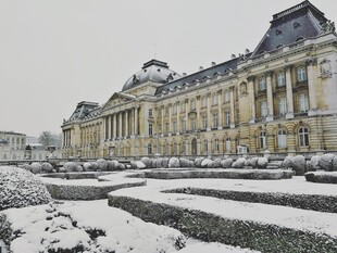 雪后宏伟宫殿建筑景观