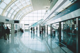 现代宽敞的室内商业空间
