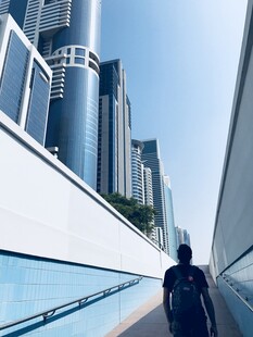都市行人漫步于摩天大楼间