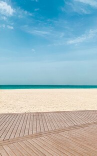 海滨木板路碧海蓝天美景