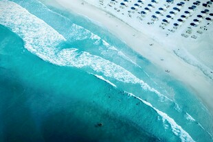梦幻蓝白海浪沙滩美景