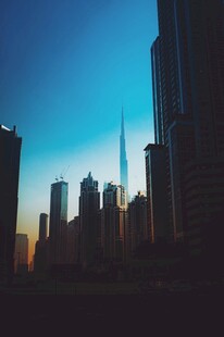 黄昏下的现代都市天际线