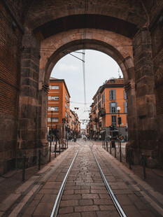 古老街巷中的拱形门洞