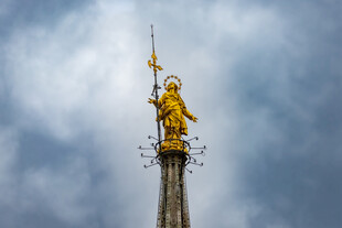 塔顶金色雕像云端矗立