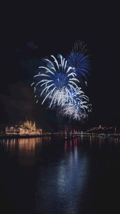湖畔烟花夜景