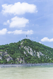 青山绿水间的秀丽景致