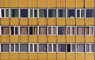 黄色多层建筑外观
