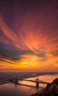 壮丽夕阳下的桥梁美景