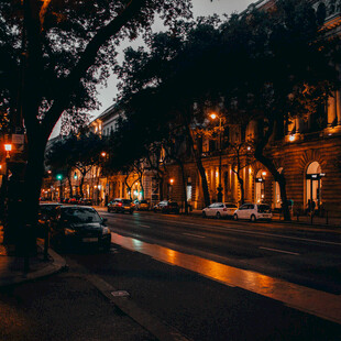 城市夜晚街道的静谧景象