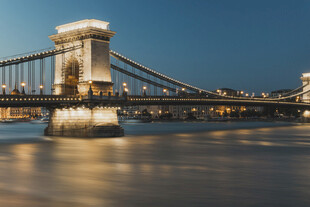 布达佩斯链桥夜景图