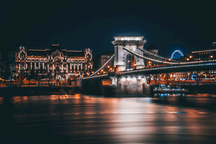 布达佩斯链桥夜景璀璨