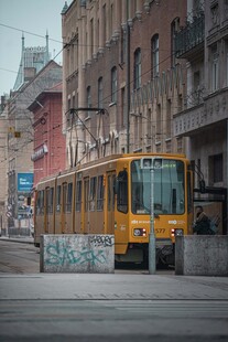 城市街道上的黄色公共汽车