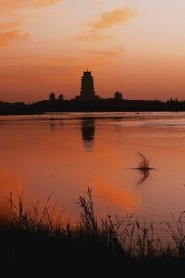 湖畔夕阳下的静谧美景
