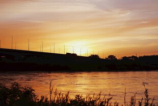 夕阳下的河畔美景
