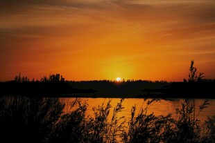 夕阳下的湖畔美景