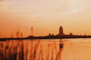 夕阳下的河畔建筑剪影