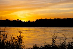 夕阳下的湖畔美景