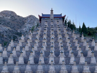 壮观阶梯式古建筑群