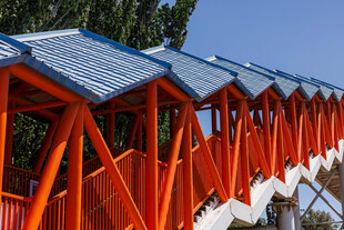 橙红结构桥梁建筑景观