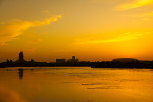 夕阳下的城市河畔美景