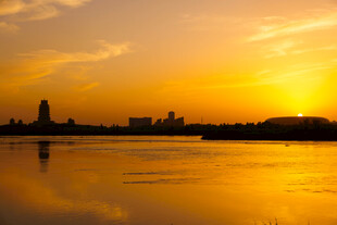 夕阳下的城市湖畔美景