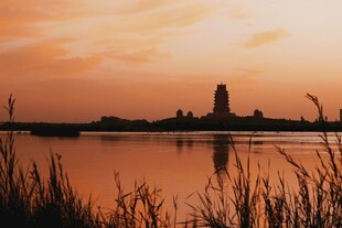 夕阳下的湖畔与远处建筑
