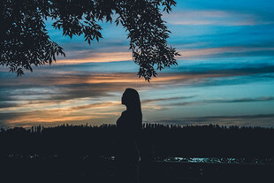夕阳下的孤独身影