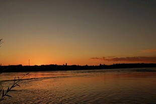 夕阳下静谧的湖畔美景