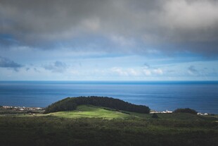 山海之间的壮阔自然景观