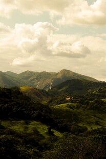 山间美景云绕绿岭