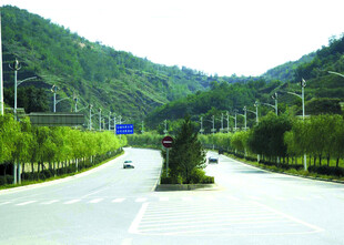 山间宽阔公路绿意盎然