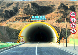 公路隧道入口场景