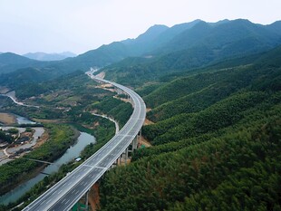 蜿蜒公路穿行翠绿山峦